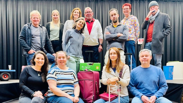 Das Ensemble der Theatergruppe Berg im Drautal unterhält heuer mit „Es fährt kein Zug nach ...