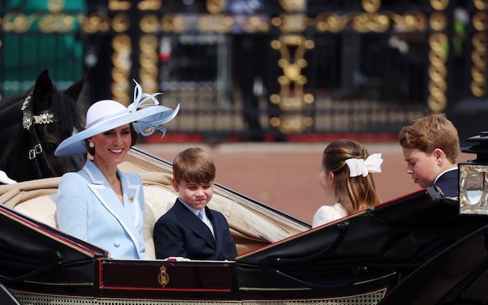 Prinzessin Kate saß mit ihren Kindern Louis, George und Charlotte in der Kutsche