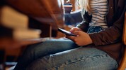 Der Griff zum Handy sollte nicht nur in Schulen öfter ausbleiben.