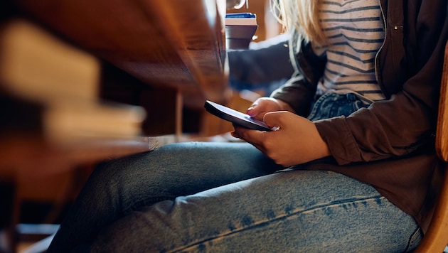 Der Griff zum Handy sollte nicht nur in Schulen öfter ausbleiben.