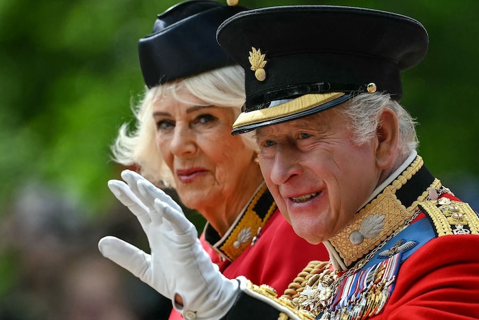 Der König winkte den Royal-Fans, die in Scharen gekommen waren, um einen Blick auf die ...