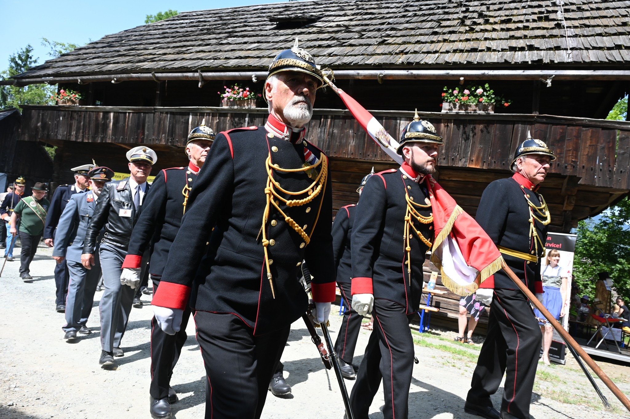 Auch historische Uniformen wie jene der Gendarmerie- freunde sind am Tag der Volkskultur zu ...