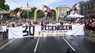 Tausende Besucherinnen und Besucher feiern am Samstag 30 Jahre Pride.