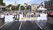 Tausende Besucherinnen und Besucher feiern am Samstag 30 Jahre Pride.