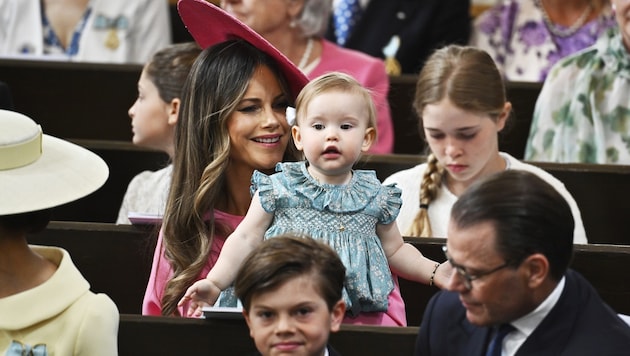Baby Ines war am Samstagvormittag beim Dankesgottesdienst von Oma und Opa Silvia und Carl Gustaf ...