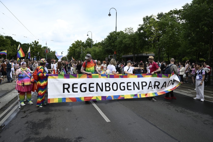 Seit 12 Uhr zieht die Parade über den Ring.