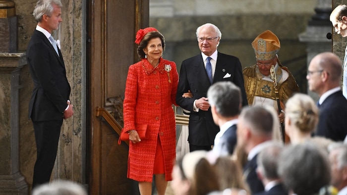 Königin Silvia und König Carl Gustaf beim Einzug in die Kirche