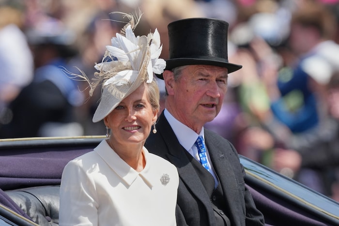 Herzogin Sophie saß in der Kutsche neben Sir Timothy Laurence, Ehemann von Prinzessin Anne.