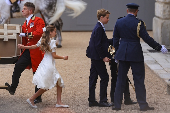 Prinzessin Charlotte und Prinz George flitzten von der Kutsche in den Buckingham-Palast hinein.