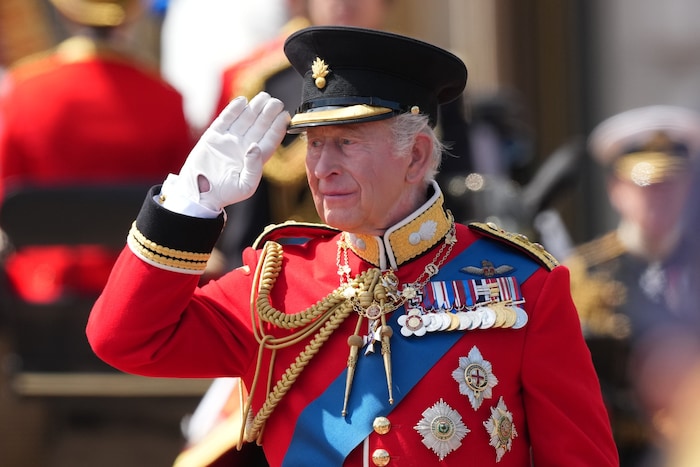 König Charles salutierte vor dem Buckingham-Palast den vorbeimarschierenden Soldaten.