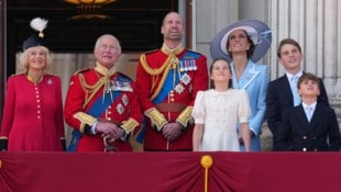 Die Royal Family zeigte sich am Samstag am Balkon des Buckingham-Palasts. Und selbst Prinz Louis ...