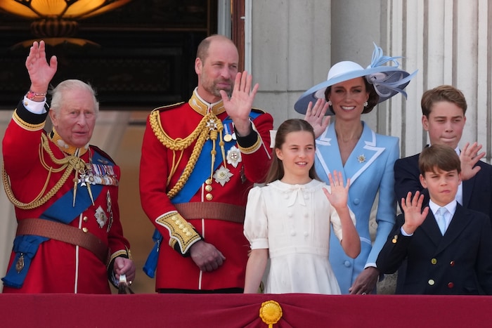 Winken für die Menge: Prinz William, Prinzessin Kate und König Charles mit den Mini-Royals ...