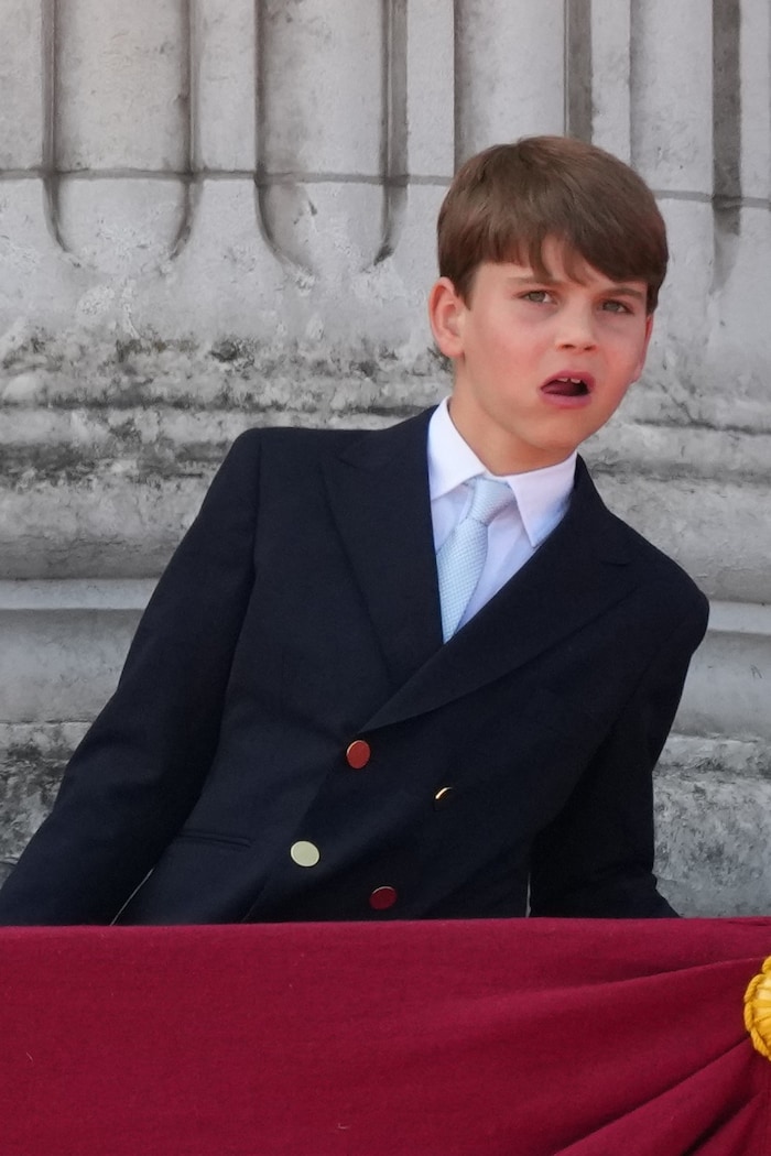 Interessiert beobachtete Prinz Louis die Flugshow über dem Buckingham-Palast.