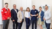 Dr. Erich Pawelka (3. v. r.) und Dr. Sophie Zwölfer (2. v. r.) mit Gästen bei der Eröffnung.