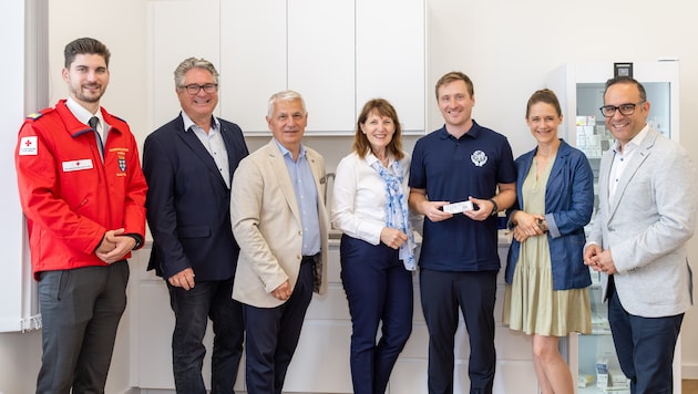 Dr. Erich Pawelka (3. v. r.) und Dr. Sophie Zwölfer (2. v. r.) mit Gästen bei der Eröffnung.