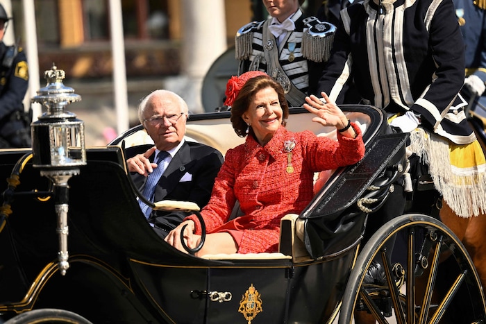 Mit der Kutsche fuhren Carl Gustaf und Silvia nach der Bootsfahrt durch die Straßen von ...