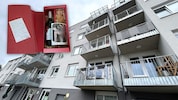 Drohbriefe und obszöne Bilder werden von einem 60-jährigen Bewohner immer wieder vor den Türen ...