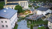 In St. Veit kommt Sommerflair auf: Gespielt wird im Freien vor der Kirche.