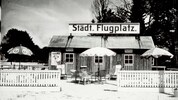 Der Flugbetrieb startete vor genau 100 Jahren mit dieser einfachen Werkzeug-Baracke.