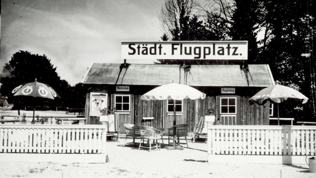 Der Flugbetrieb startete vor genau 100 Jahren mit dieser einfachen Werkzeug-Baracke.