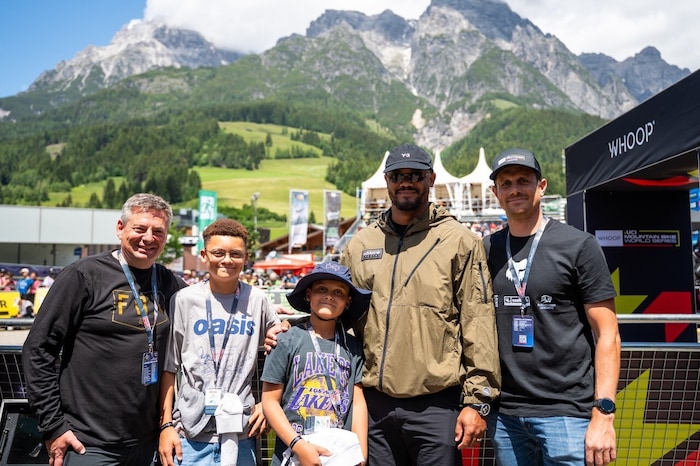 Die beiden Veranstalter Kornel Grundner (li.) und Marco Pointner (re.) mit Bayern-Trainer ...