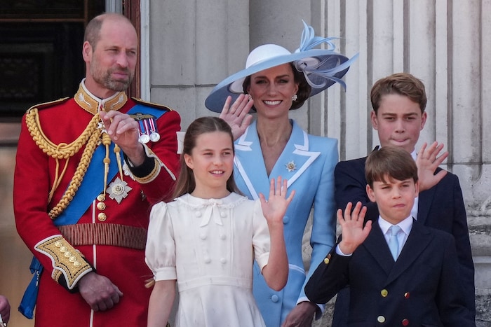 Auch am Balkon des Buckingham-Palasts zeigte Charlotte, dass ihr die Rolle der Prinzessin längst ...