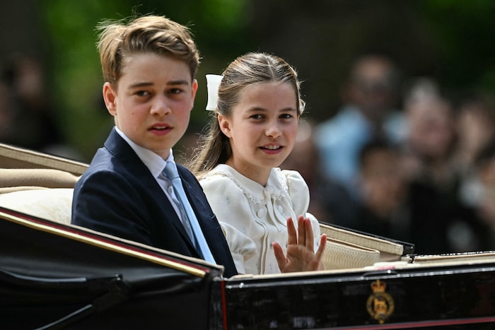 Prinzessin Charlotte mit ihrem Bruder Prinz George bei der Kutschenfahrt zum Buckingham-Palast