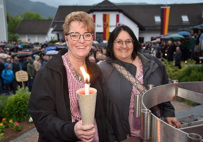 Sängerinnen vom Chor „Enzian und Alpenröschen“ mit Fackel
