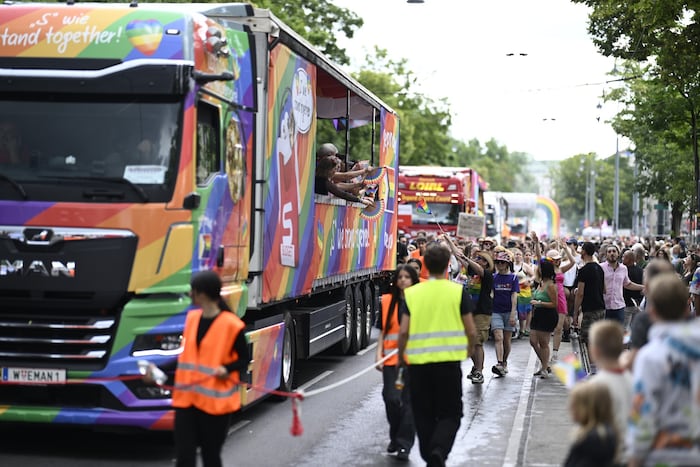 Die Pride ist jedes Jahr auf zahlreiche freiwillige Helfer:innen angewiesen.