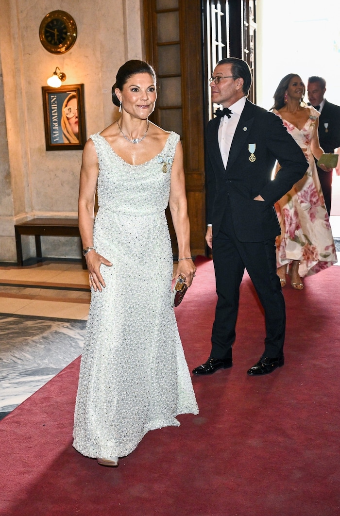 Victoria kombinierte silbergraue High Heels und eine silberne Clutch zu dem Wow-Dress.