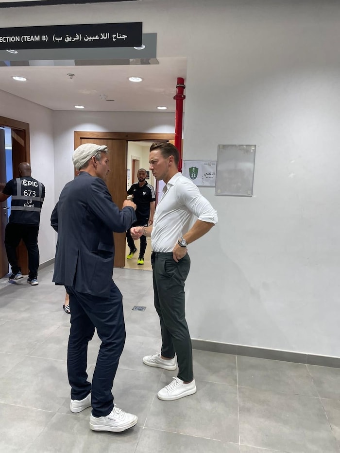 Fisa (li.) im Gespräch mit Al-Ahli-Coach Matthias Jaissle
