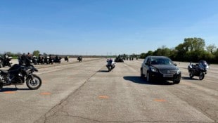 Blick ins Leere: So wie diese drei Motorräder beim Training rund um das Auto aufgestellt sind, ...