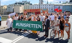 Studenten und Lehrpersonal demonstrieren österreichweit (hier in Salzburg) gegen die ...