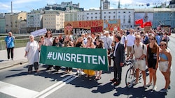 Studenten und Lehrpersonal demonstrieren österreichweit (hier in Salzburg) gegen die ...