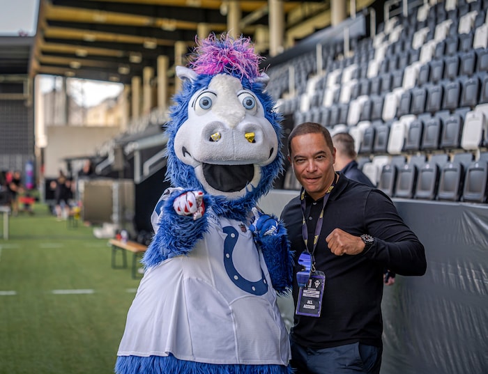 Colts-Maskottchen „Blue“ mit Vikings-Boss Robin Lumsden.