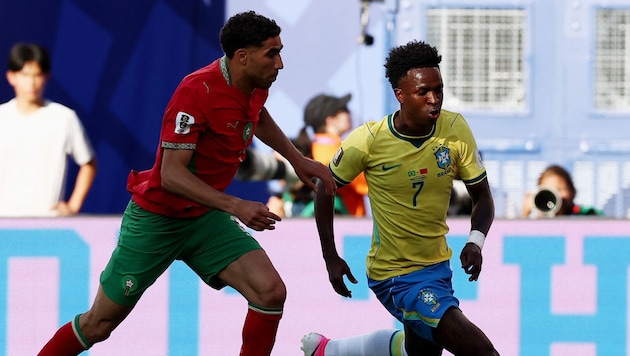 Achraf Hakimi (left) and Vini Jr. in a footrace.
