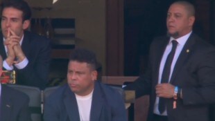 Brasilien-Legenden Kaka (li.), Ronaldo (mi.) und Roberto Carlos verfolgten das WM-Spiel gegen ...