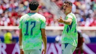 Schweiz-Kapitän Granit Xhaka (rechts) kritisierte nach der Blamage gegen Katar seine Mitspieler.