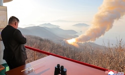 Nordkoreas Machthaber Kim Jong Un beobachtet einen Verbrennungstest eine Raketenmotors.  