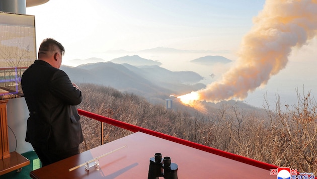 Nordkoreas Machthaber Kim Jong Un beobachtet einen Verbrennungstest eine Raketenmotors.