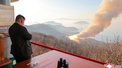 Nordkoreas Machthaber Kim Jong Un beobachtet einen Verbrennungstest eine Raketenmotors.  