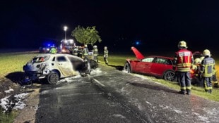 Zwei Autos krachten im Bezirk Baden frontal zusammen.