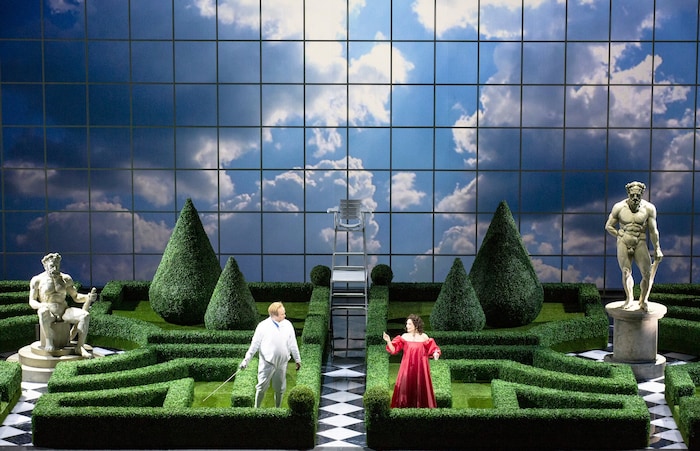 Der alte, fett gewordene Herkules (Andreas Wolf) bekommt eine Lektion von Venus (Sandine Piau).