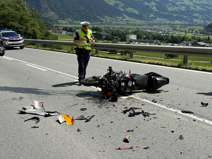 Das Motorrad und das Auto wurden massiv beschädigt.