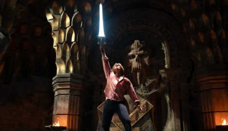„Bei der Macht von Grayskull“ – Adam alias He-Man reckt seinen verlängerten Arm in die Höhe. Den ...