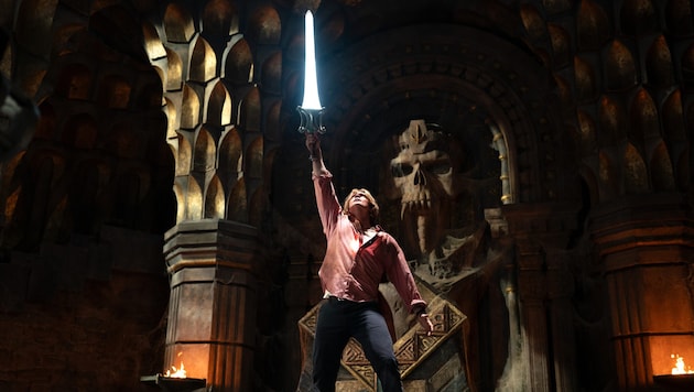 „Bei der Macht von Grayskull“ – Adam alias He-Man reckt seinen verlängerten Arm in die Höhe. Den ...