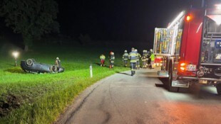 Das Auto kam am Dach zum Liegen.