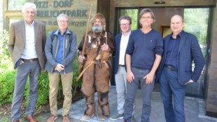 Die hochkarätige Wissenschaftsrunde: Walter Leitner, Albert Hafner, Ötzi, Hubert Steiner, ...