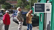 Oft lange Wartezeiten vor dem Hightech-Klo am Badener Brusattiplatz. Das WC reinigt sich nach ...