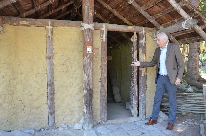 Walter Leitner zeigt, wie man vor 5000 Jahren gehaust hat.